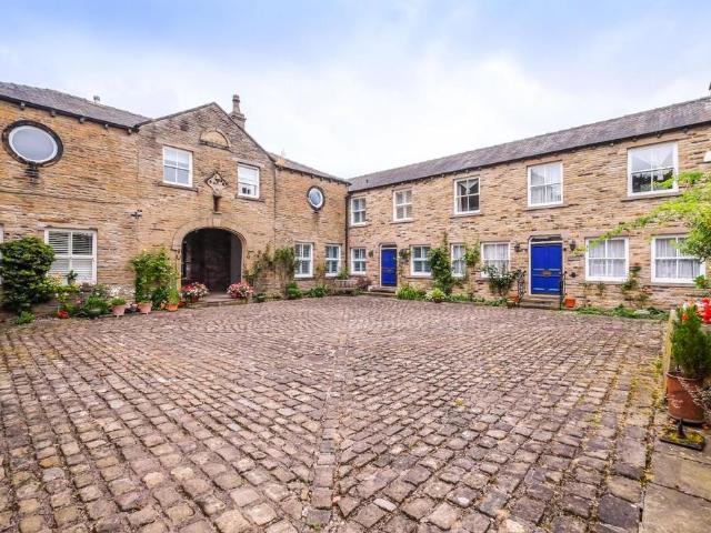 Fenay Hall, Fenay Lane, Huddersfield HD8 4 bed house to rent £2,395 pcm £553 pw