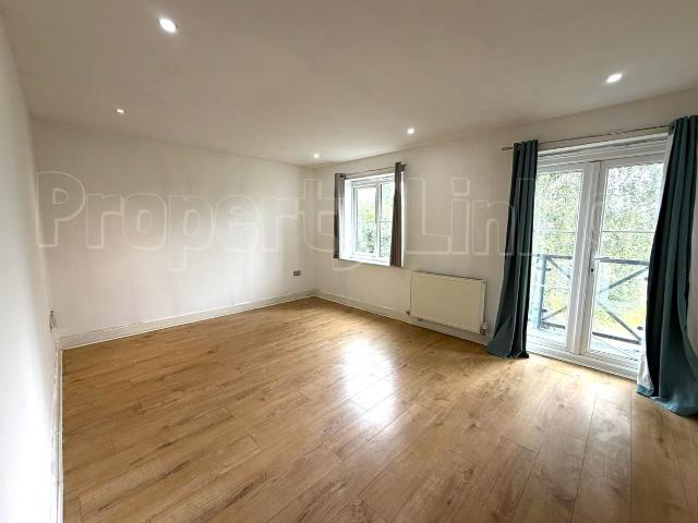 Fencepiece Road, Ilford IG6, 2 bed flat to rent, £1,850 pcm | PrimeLocation