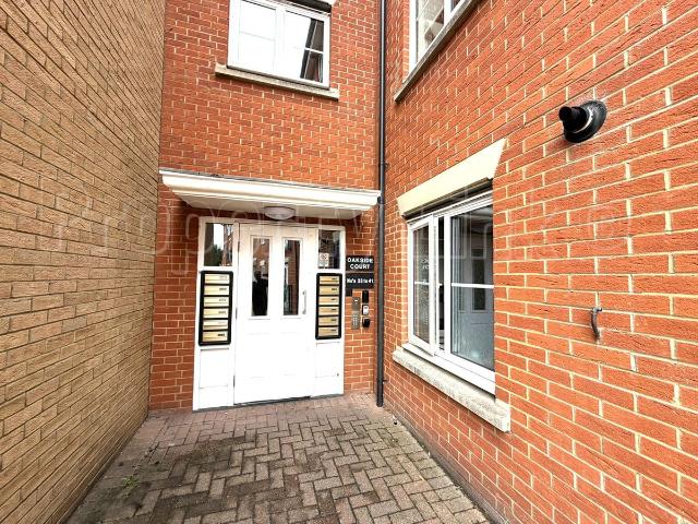 Fencepiece Road, Ilford IG6, 2 bed flat to rent, £1,900 pcm | PrimeLocation