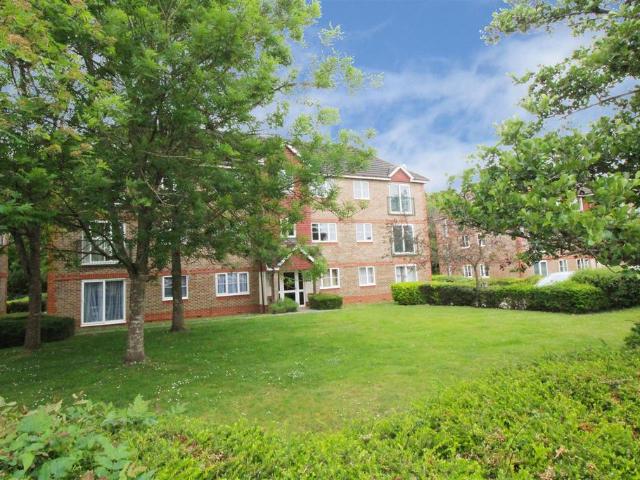 Fenchurch Road, Maidenbower, Crawley. 2 bed apartment to rent £1,450 pcm £335 pw