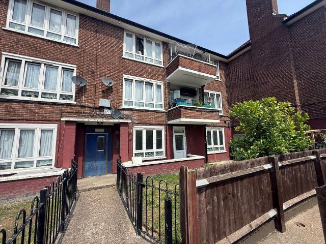 Fendt Close E16, 2 bed flat to rent, £1,800 pcm | PrimeLocation