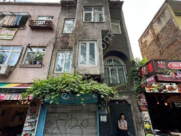 Fener Vodina Caddesinde, Çift Cepheli Cumbalı Bina