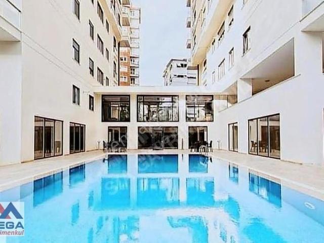 Fenerbahçe'de 140m2 Güvenlikli Havuzlu Satılık Site Dairesi