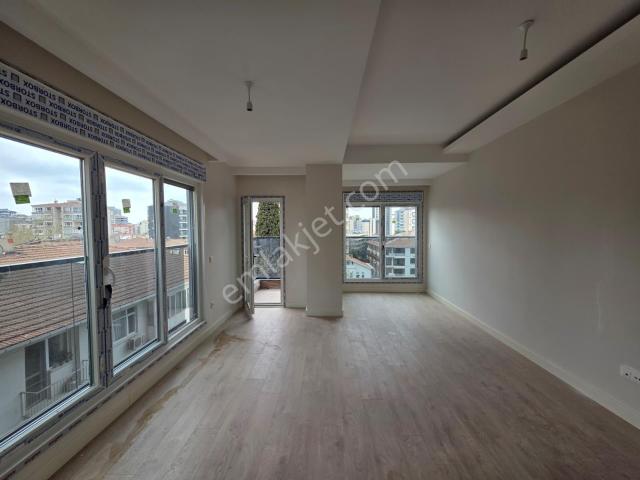 Feneryolu'nda Asansörlü Otoparklı Satılık 3+1 Lüks Daire