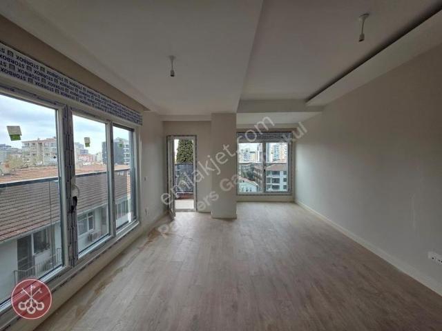 Feneryolu'nda Asansörlü Otoparklı Satılık 3+1 Lüks Daire