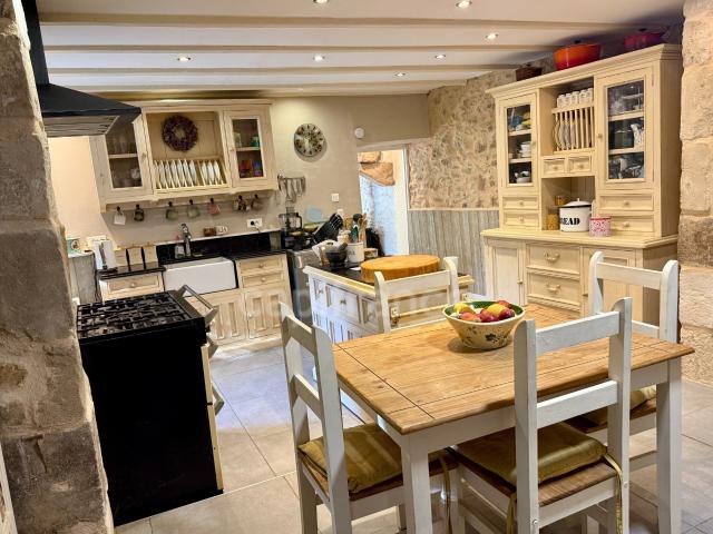 ? FENIOUX – Le calme absolu, de beaux volumes et une piscine. 160m² Fenioux