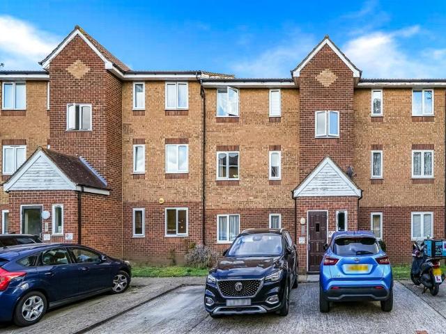 Fenman Gardens, IG3 2 bed flat to rent £1,500 pcm £346 pw