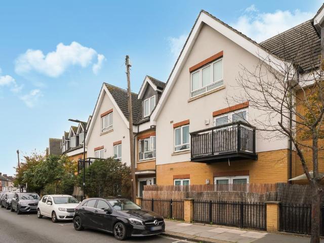 Featherstone Road, Southall UB2 1 bed flat to rent £1,500 pcm £346 pw