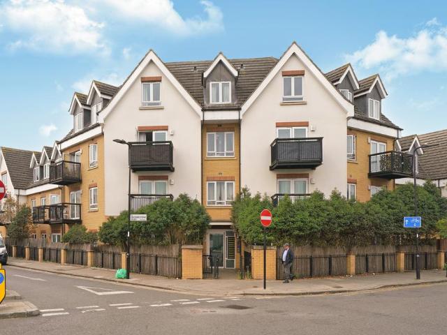 Featherstone Road, Southall UB2 2 bed flat to rent £1,900 pcm £438 pw