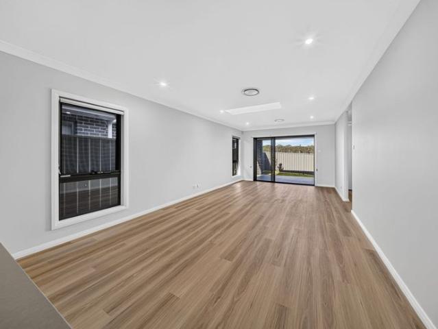 Feature Filled Hamptons Inspired Home in Lochinvar 3 Beds, Ducted Air, Alarm, Double Garage, 2.5 Bathrooms
