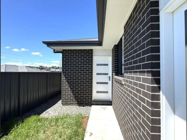 Feature Filled Home Unit with Ducted Air Con