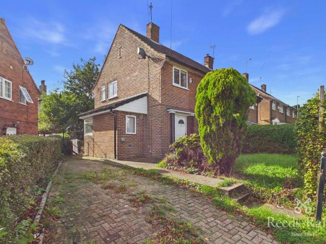 Fearnville Close, West Yorkshire LS8 3 bed semi detached house to rent £1,050 pcm £242 pw