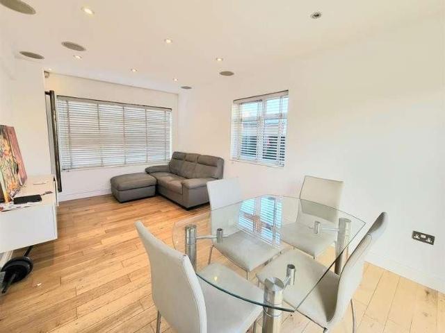 Federal Road, Perivale, Greenford, UB6