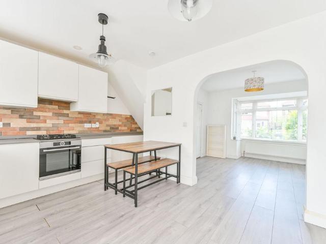 Federal Road, UB6, Perivale. 2 bed terraced house to rent £1,995 pcm £460 pw