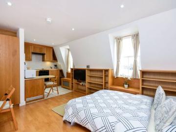 Federico Gosalvez Has a House