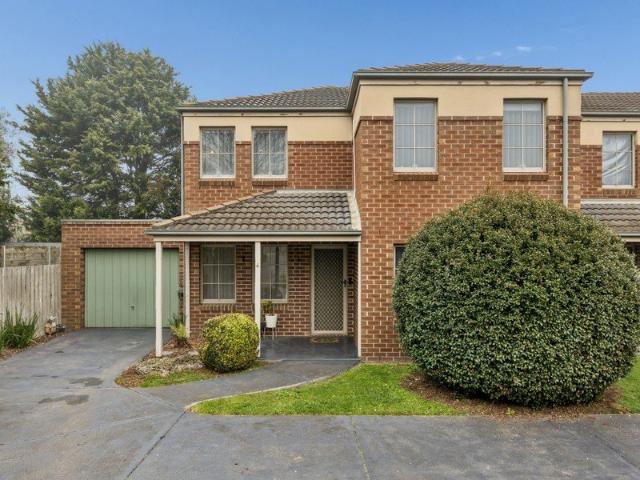 Impressive home, convenient location and beautifully renovated!