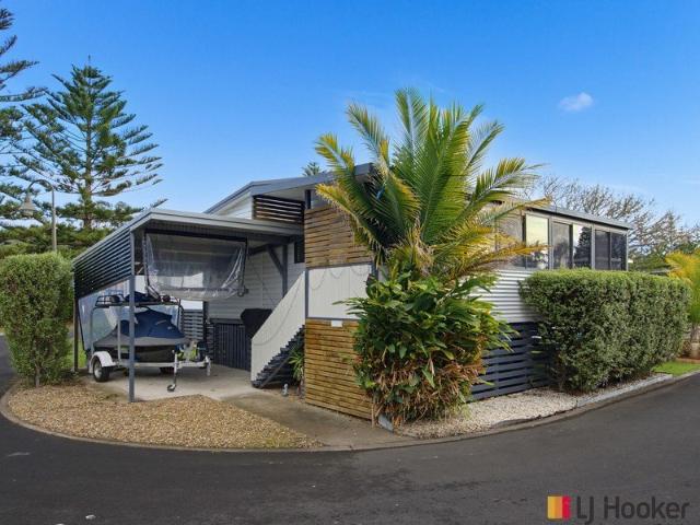 Feels like Home away from Home !. Direct access to Corrigans Beach! Pet Friendly ! Sleeps 10 !