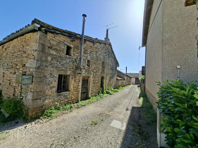 FEILLENS ! Tènement à rénover ! 195 000 € !