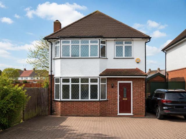 Feltham Hill Road, Ashford TW15 3 bed detached house to rent £2,300 pcm £531 pw