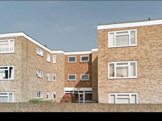 Feltham Hill Road, Ashford, TW15 2 bed flat to rent £1,695 pcm £391 pw