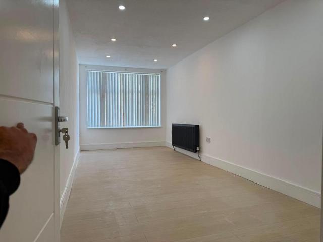 Feltham Road, Ashford TW15 6 bed semi detached house to rent £4,999 pcm £1,154 pw