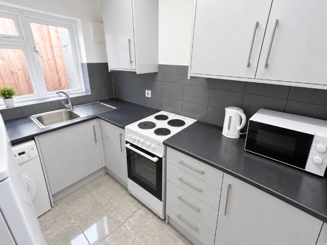FELTHAM, TW14 1 bed flat to rent £1,300 pcm £300 pw