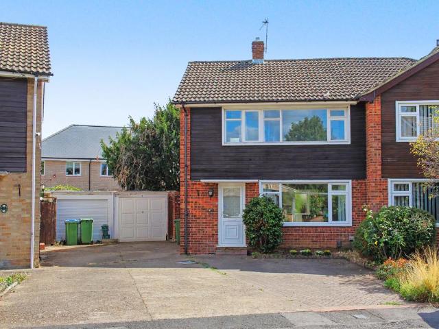 Felcott Close, Hersham KT12 3 bed semi detached house to rent £2,300 pcm £531 pw