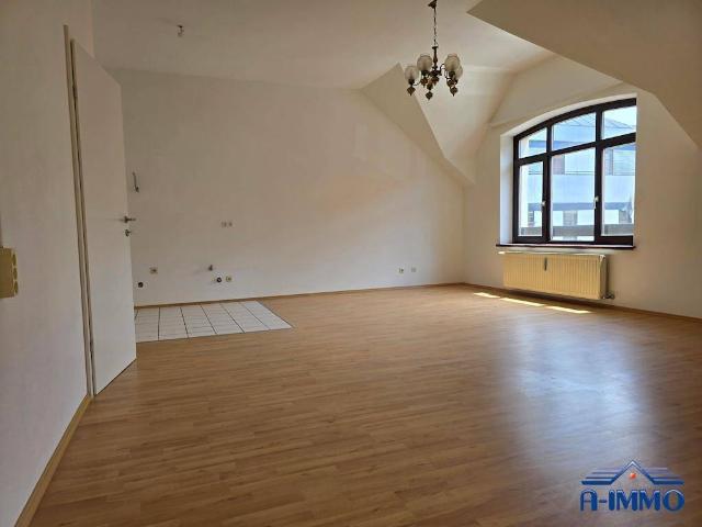 Feldkirchen bei Graz: Gepflegte, renovierte 2 Zimmer DG Wohnung mit Parkplatz!