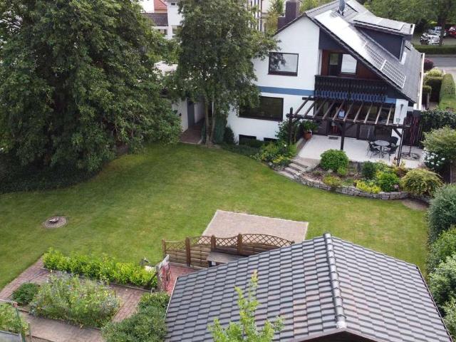 Feldrandlage mit Doppelgarage, Vollkeller und Einliegerwohnung