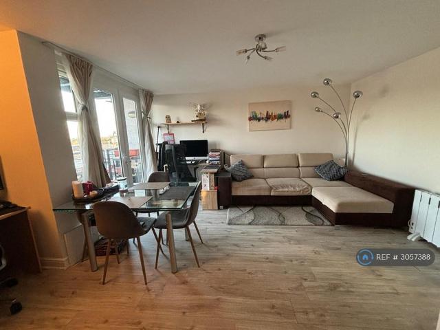 Felixstowe Court, London, E16 2 bed flat to rent £1,850 pcm £427 pw
