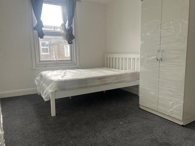 Felixstowe Road, Kensal Green 1 bed in a house share to rent £900 pcm £208 pw