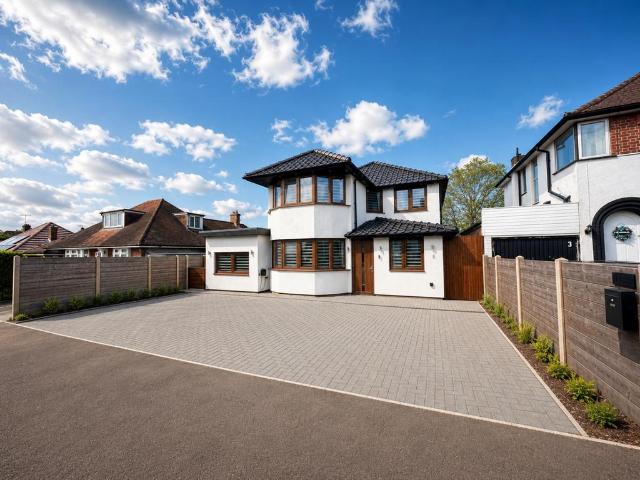 Felstead Way, Luton, Bedfordshire. 5 bed detached house to rent £2,750 pcm £635 pw