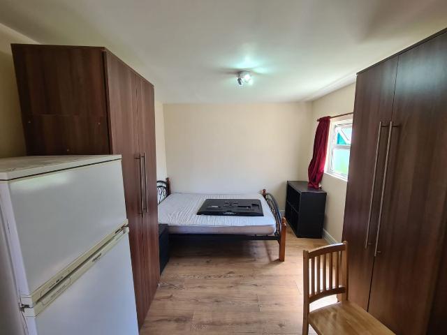 Felstead Avenue, Ilford IG5, Studio to rent, £1,100 pcm | PrimeLocation