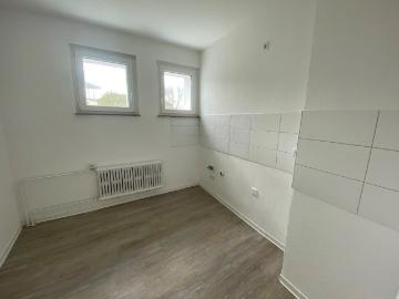 Fertig renoviert! Schöne 3,5 Zimmer Wohnung mit Balkon