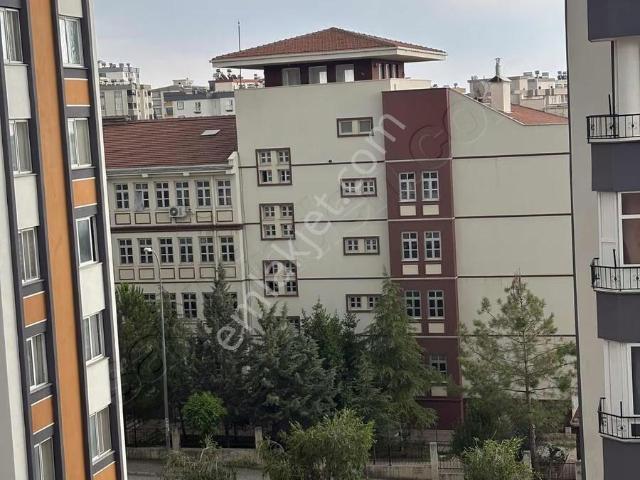 Ferah Geniş Sitede Satılık Daire