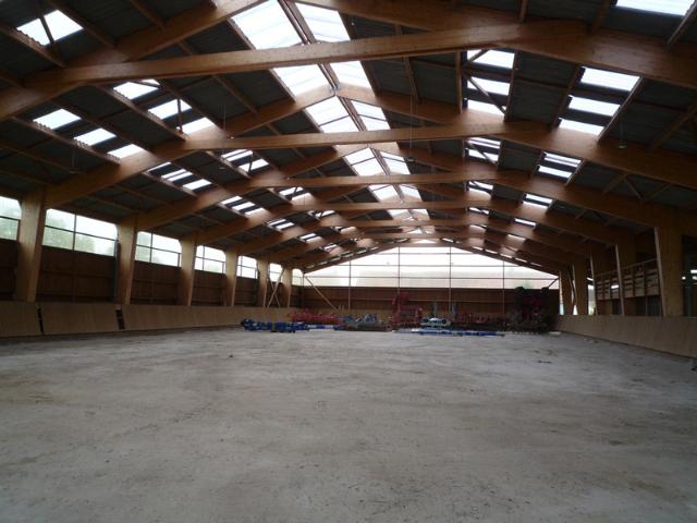 FERE EN TARDENOIS, à vendre grand bâtiment en lamellé colé de 1800 m2 60X30 sur un terrain de 2855 m2