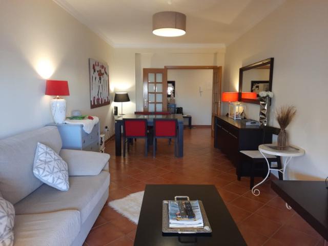 FÉRIAS NO ALGARVE: A partir de 07 de Setembro APARTAMENTO T2 COM SUÍTE E CHURRASQUEIRA A 500m DA PRAIA Armação de Pêra