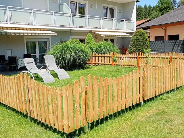 Ferienwohnung mit Terrasse und eingezäunten Garten