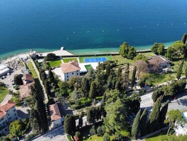 Ferienwohnung in historischer Villa am Gardasee direkt am Ufer
