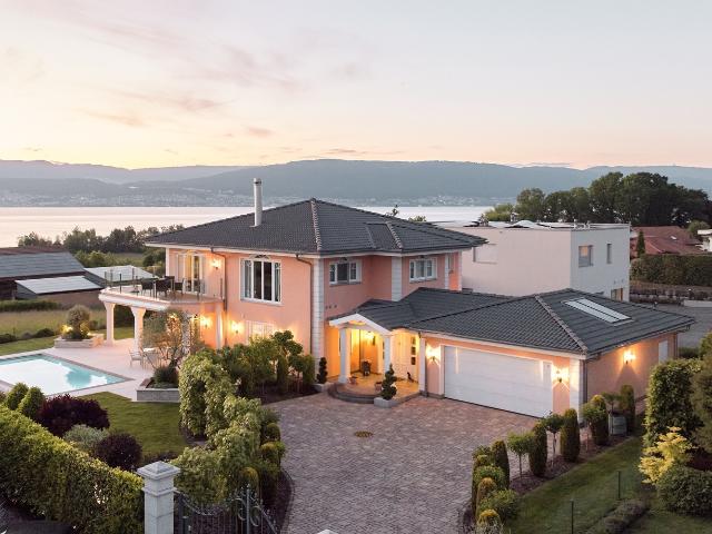 FERIENGEFÜHLE: VILLA MIT SICHT AUF DEN NEUENBURGERSEE