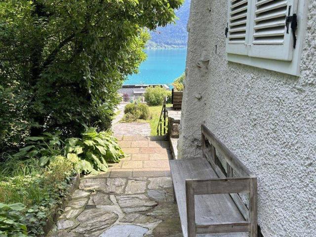 Ferienhaus mit Panoramablick und privatem Seezugang am Attersee