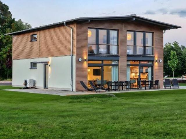 Ferienhaus am Woblitzsee – KfW 40, Sauna, Seelage & professionelles Vermietungskonzept