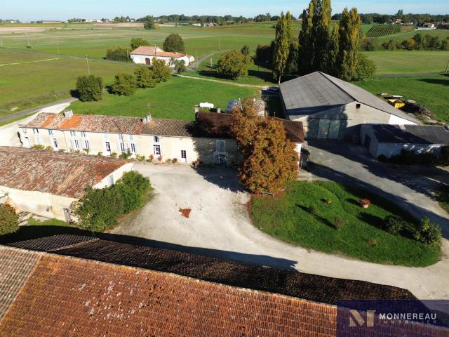 Ferme A Renover Avec 1.7 Ha Et Plus De 2000 M2 De Dependance. 148m² Baignes Sainte Radegonde
