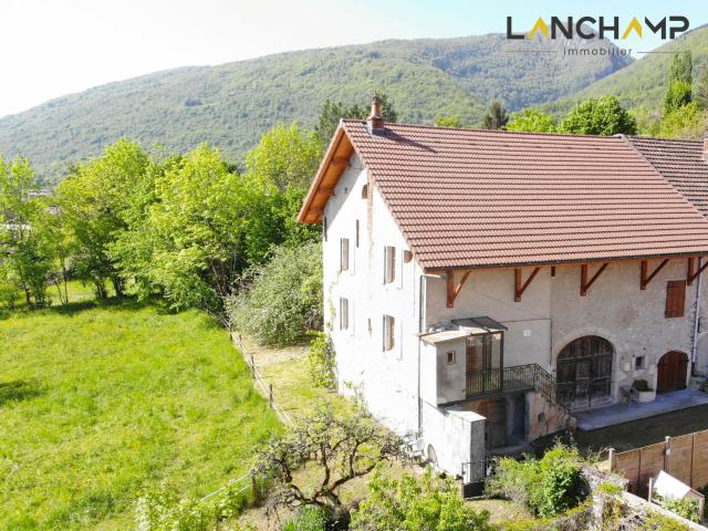 Ferme à rénover avec grand terrain