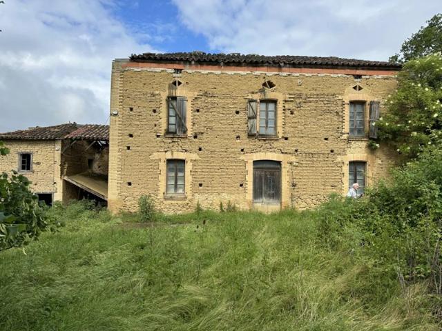 ferme à renover entierement avec 18 HA libre