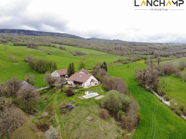 FERME ANCIENNE SUR 10 HECTARES DE TERRAIN