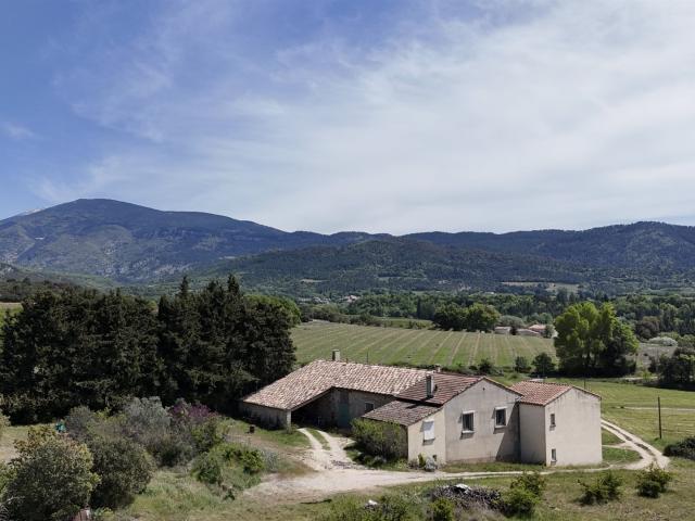 Ferme avec nombreuses dépendances, gîtes et piscine. 360m² Malaucène