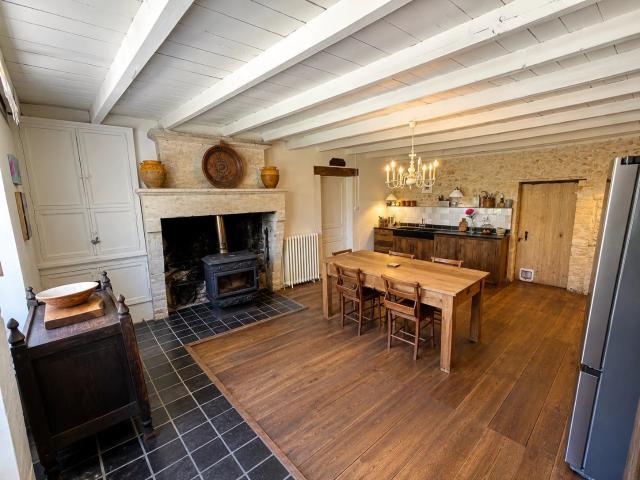 Ferme avec granges et dépendance pour les invités: vue impr. 185m² Chalais