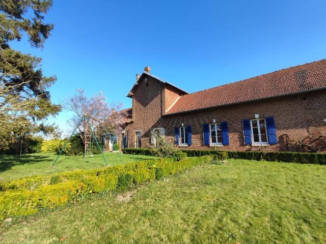 Ferme avec un grand potentiel, comprenant de spacieux dépend. 165m² Remaugies