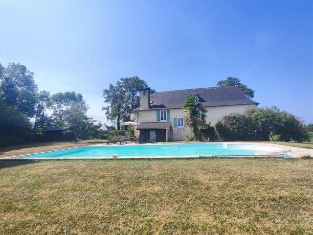 Ferme béarnaise rénovée avec gîte, piscine et vue sur les Py. 329m² Lucq de Béarn